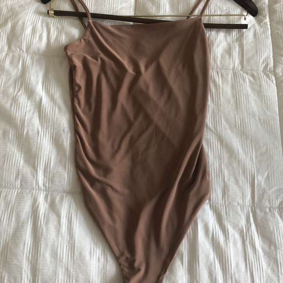 PrettyLittleThing Soft Straight Front & Back Bodysuit - Picture 3 of 6